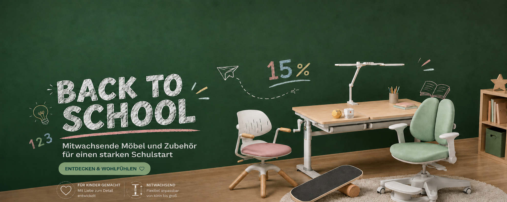 Back-to-School-Banner mit HOKO-flexi Lernplatz, höhenverstellbarem Schreibtisch, Kinderstühlen, Lernlampe, Balance Board und Schulstart-Grafiken auf grüner Tafel.