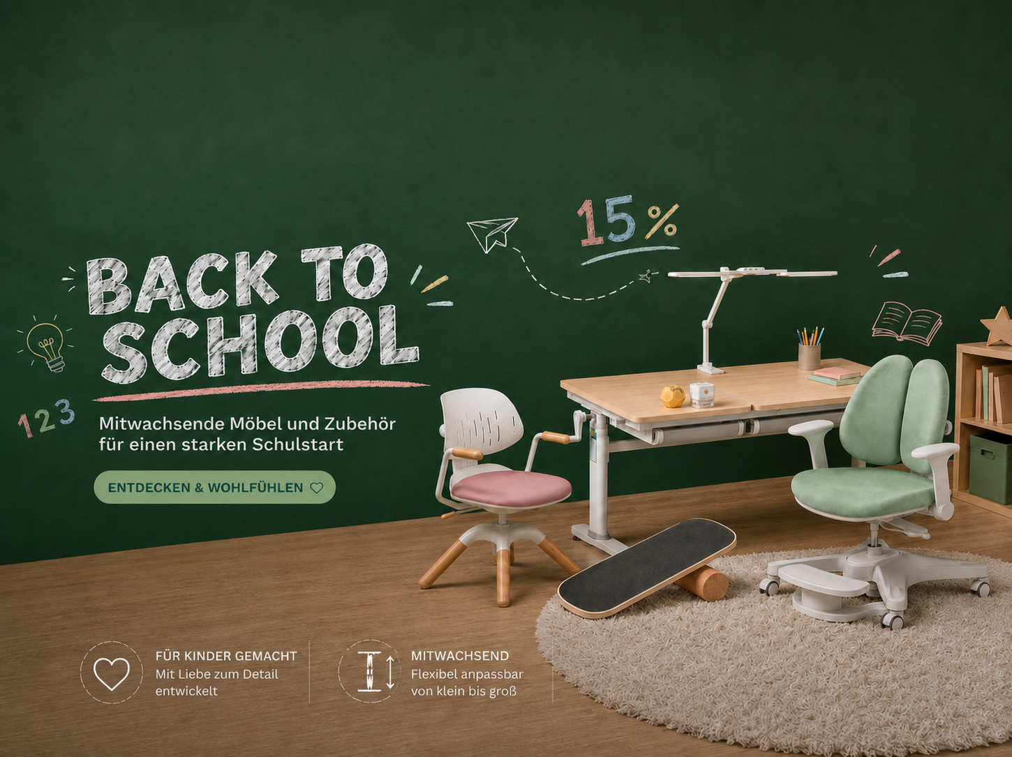 Back-to-School-Banner mit HOKO-flexi Lernplatz, höhenverstellbarem Schreibtisch, Kinderstühlen, Lernlampe, Balance Board und Schulstart-Grafiken auf grüner Tafel.