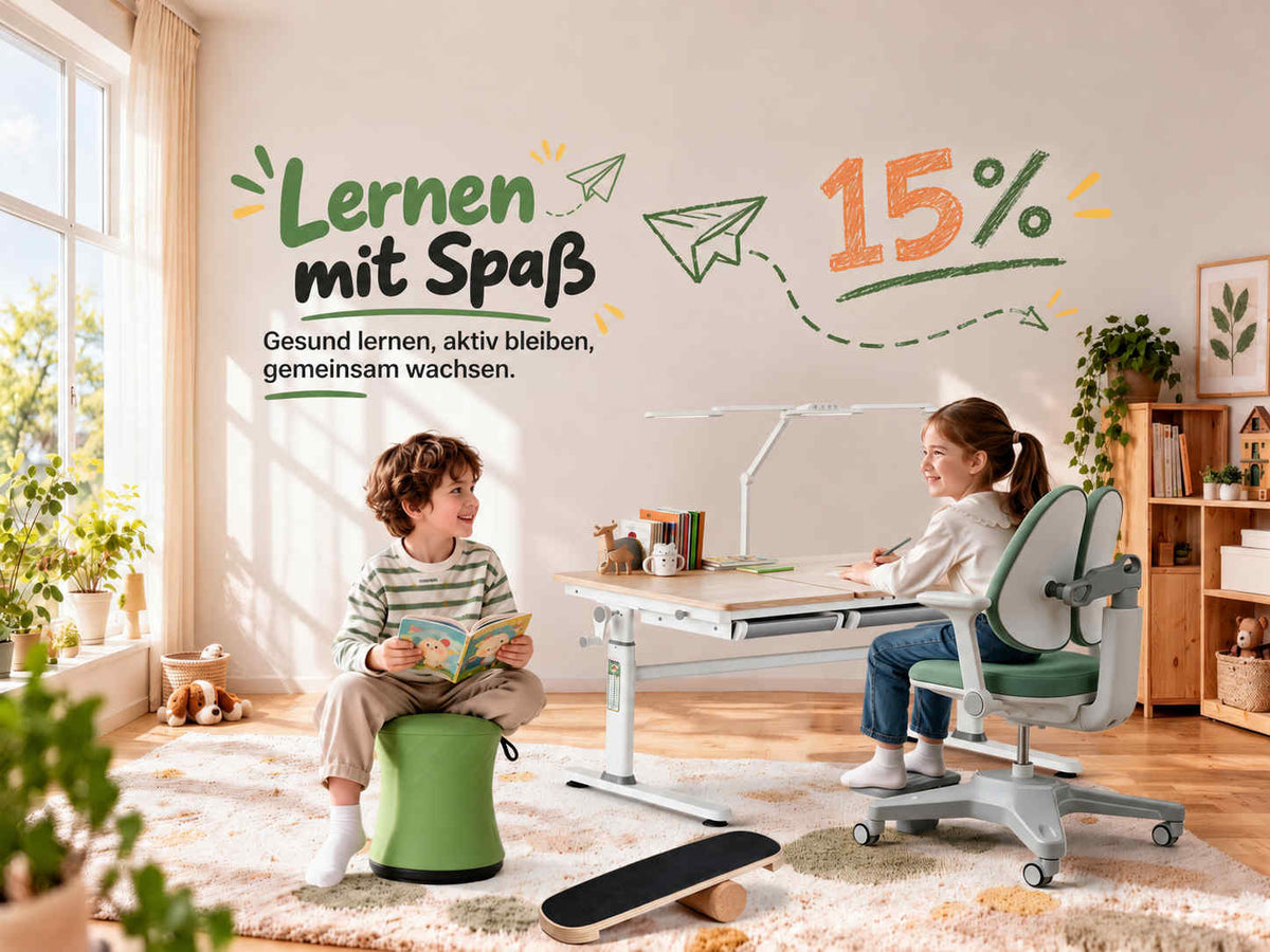 Kinder beim Lernen im hellen Kinderzimmer mit HOKO-flexi Schreibtisch, ergonomischem Stuhl, grünem Hocker und Balance Board – Lernen mit Spaß, 15 % Aktion.