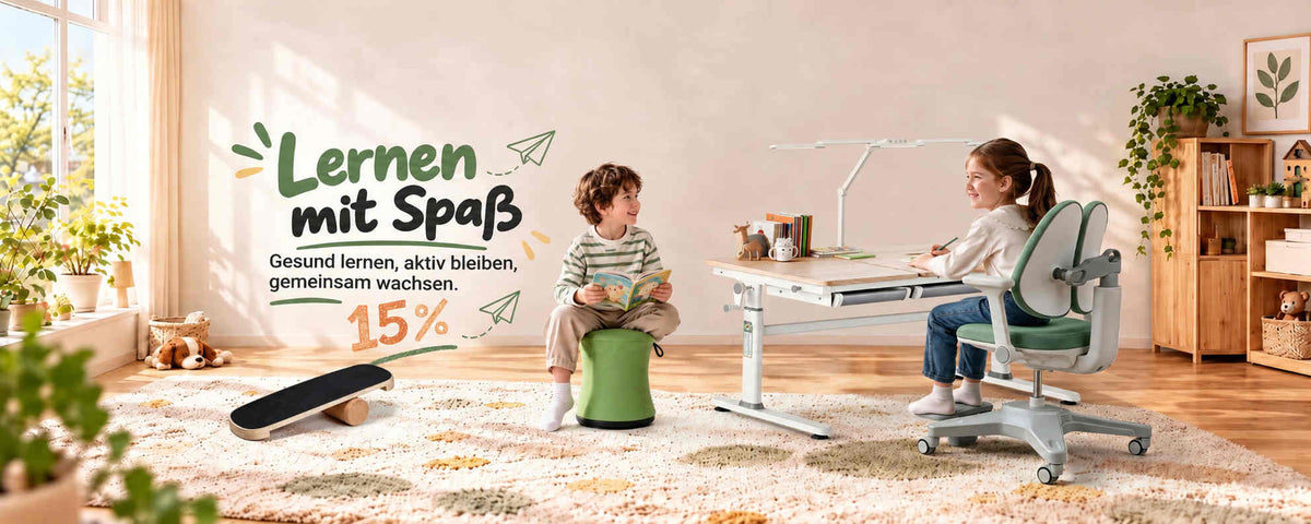 Kinder beim Lernen im hellen Kinderzimmer mit HOKO-flexi Schreibtisch, ergonomischem Stuhl, grünem Hocker und Balance Board – Lernen mit Spaß, 15 % Aktion.