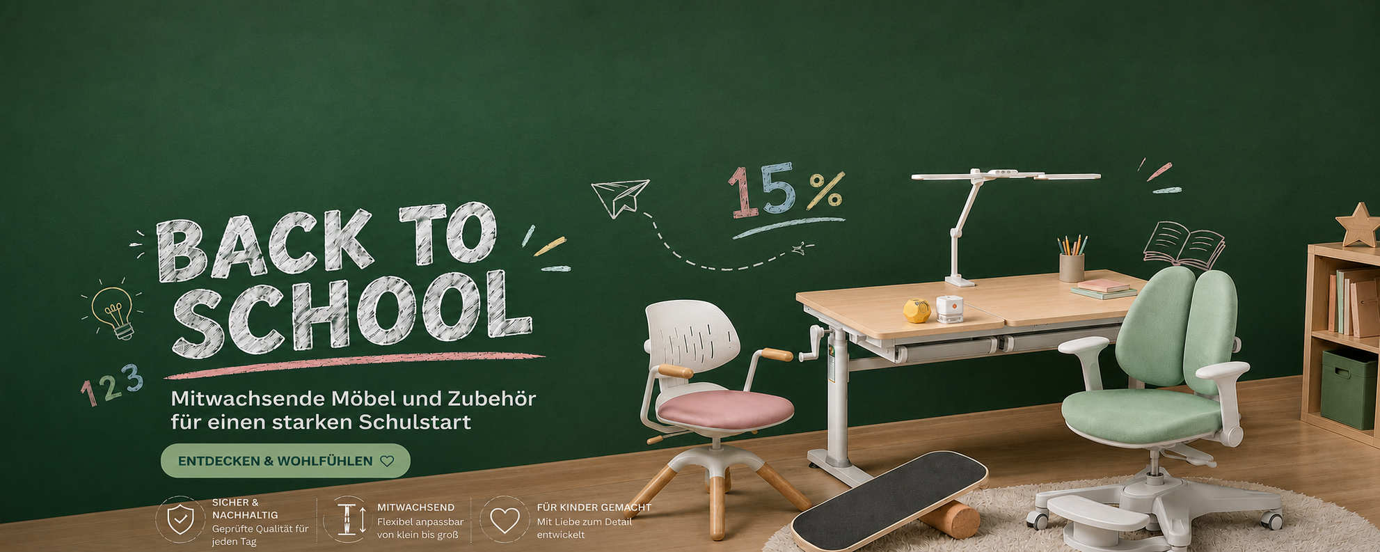 Back-to-School-Banner mit HOKO-flexi Lernplatz, höhenverstellbarem Schreibtisch, Kinderstühlen, Lernlampe, Balance Board und Schulstart-Grafiken auf grüner Tafel.