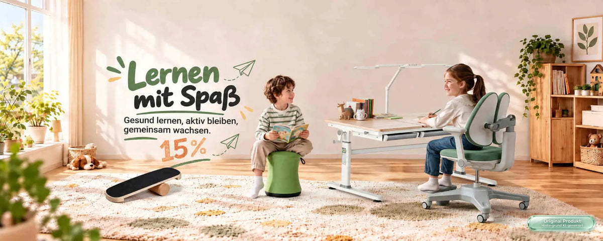 Kinder beim Lernen im hellen Kinderzimmer mit HOKO-flexi Schreibtisch, Stuhl, grünem Hocker und Balance Board – Lernen mit Spaß, 15 % Aktion.